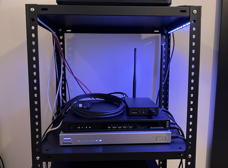 Home network rack with a mini-PC, PoE switch and antenna